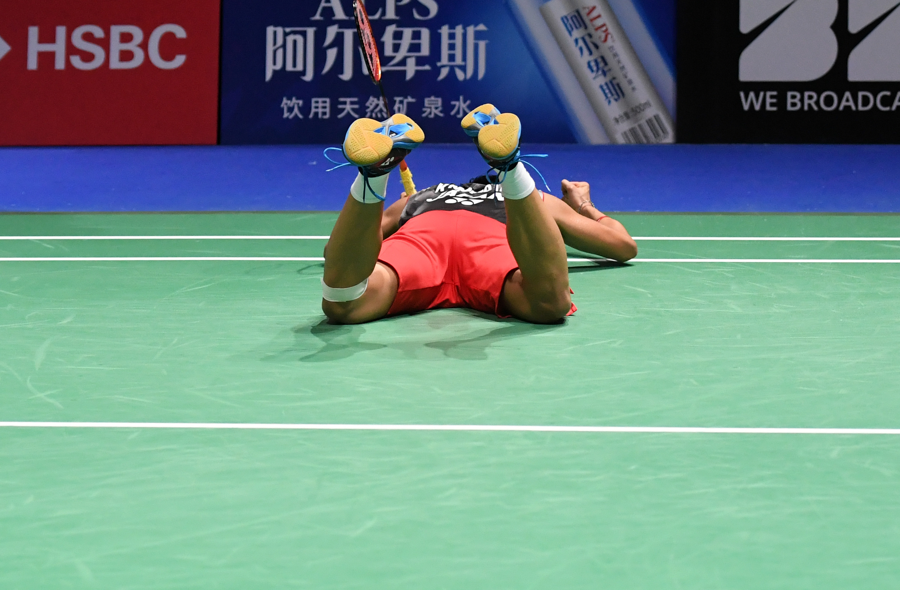 熊猫体育下载-中国羽毛球队完胜日本羽毛球队，桃田贤斗完成帽子戏法