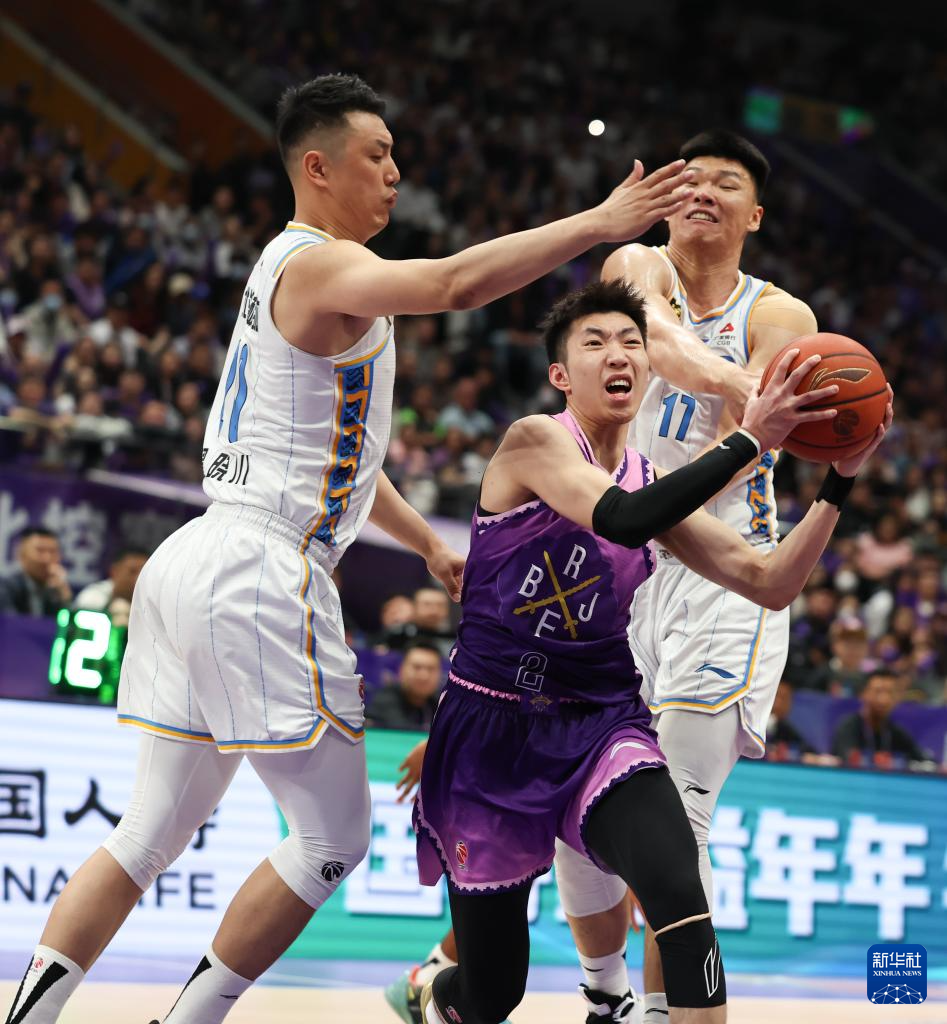 体育赛事直播-北京高校篮球比赛激烈对决，一决高下