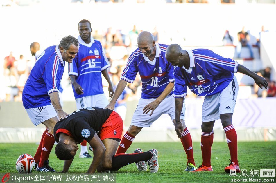 熊猫体育官方-法国队绝杀日本队，黄鸭组合扛起全队